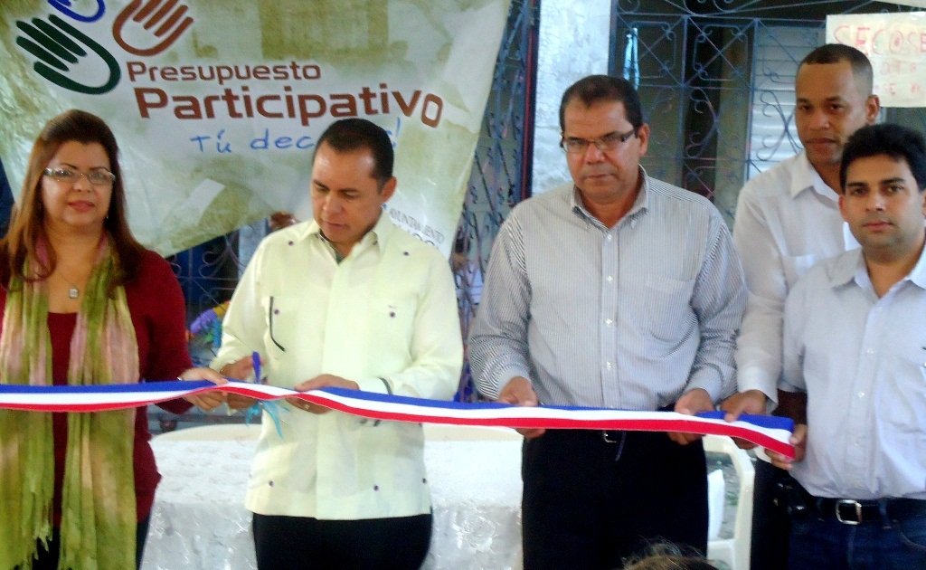 Alcalde Municipal Remberto Crúzjunto a la Vice-sindica y el presidente de los regidores del ayuntamiento de Moca Corta la cinta